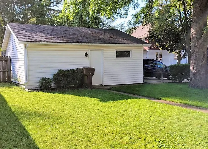 Beautiful Craftsman Style W/ Fenced Yard * South Beloit