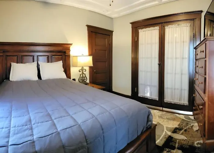 Holiday home Beautiful Craftsman Style W/ Fenced Yard