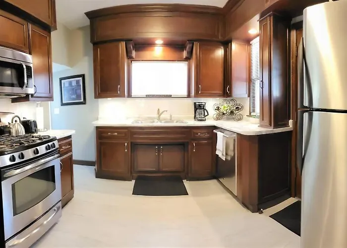 Beautiful Craftsman Style W/ Fenced Yard Holiday home *
