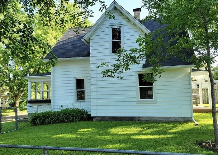 Holiday home Beautiful Craftsman Style W/ Fenced Yard South Beloit