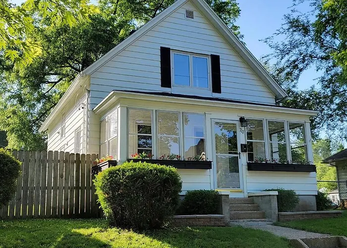 Beautiful Craftsman Style W/ Fenced Yard Holiday home South Beloit